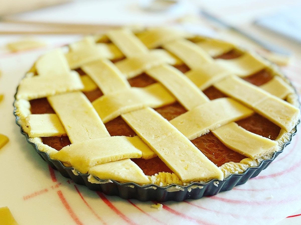 Decorare la crostata con strisce intrecciate di&nbsp;frolla
