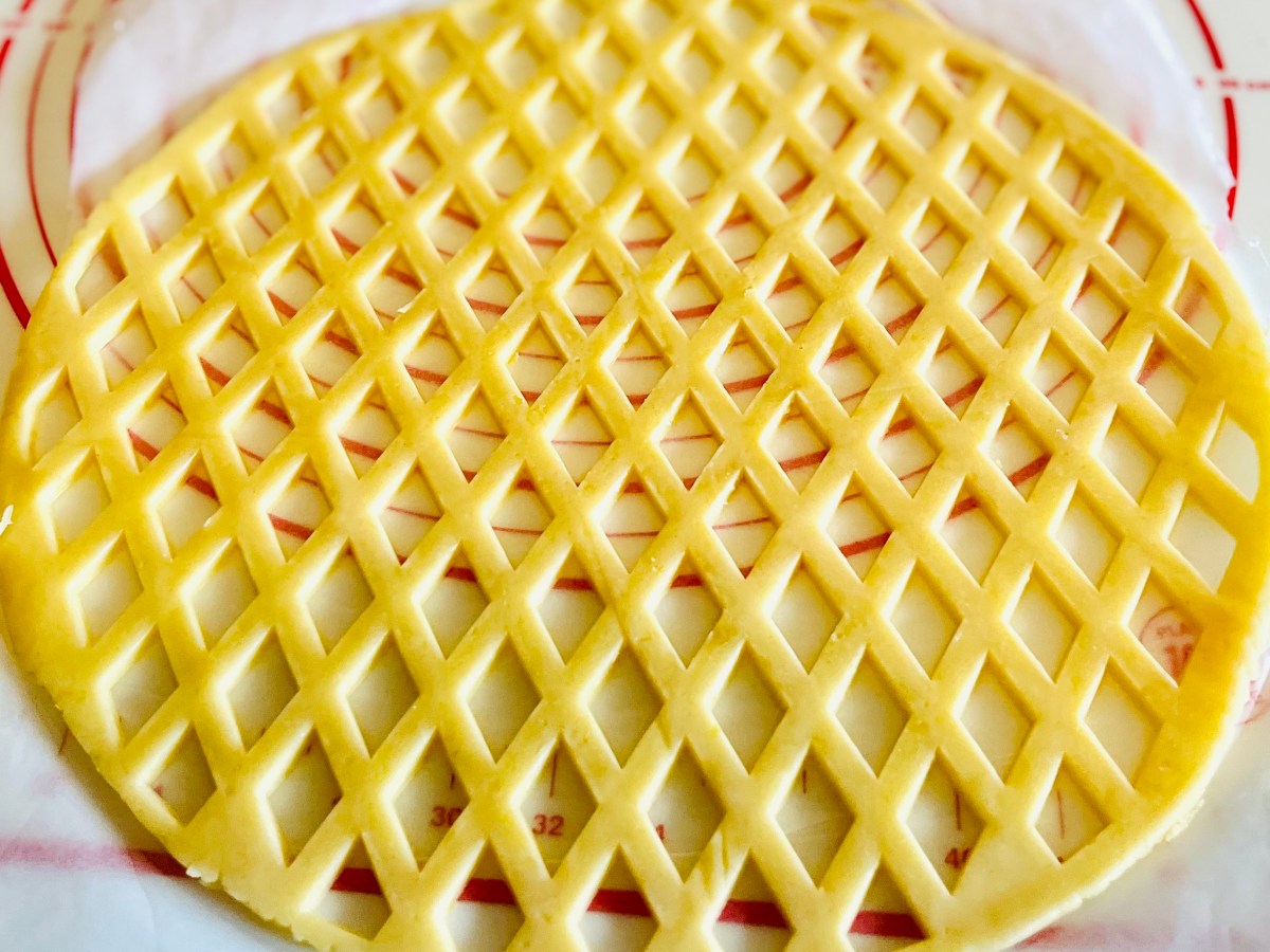 Decorare la crostata con lo stampo a&nbsp;griglia